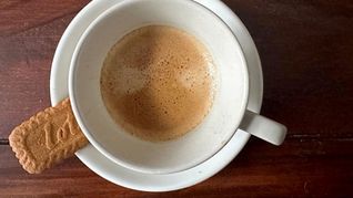 Ein Karamellkeks wird heutzutage oft zu einem Kaffee gereicht. (Archivbild)