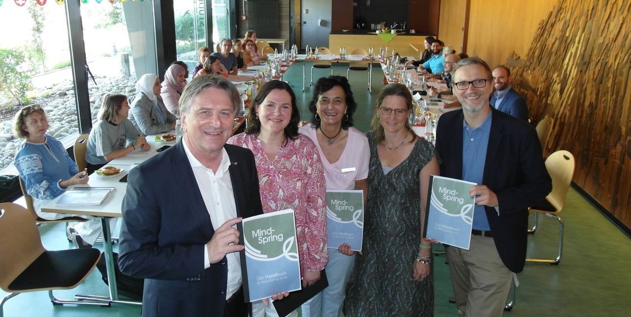 Minister Manfred Lucha, Katharina Pfister, Carolina Monfort Montero, Cristina Visiers Würth, Dusan Minic (von links) im Böblinger Landratsamt.
