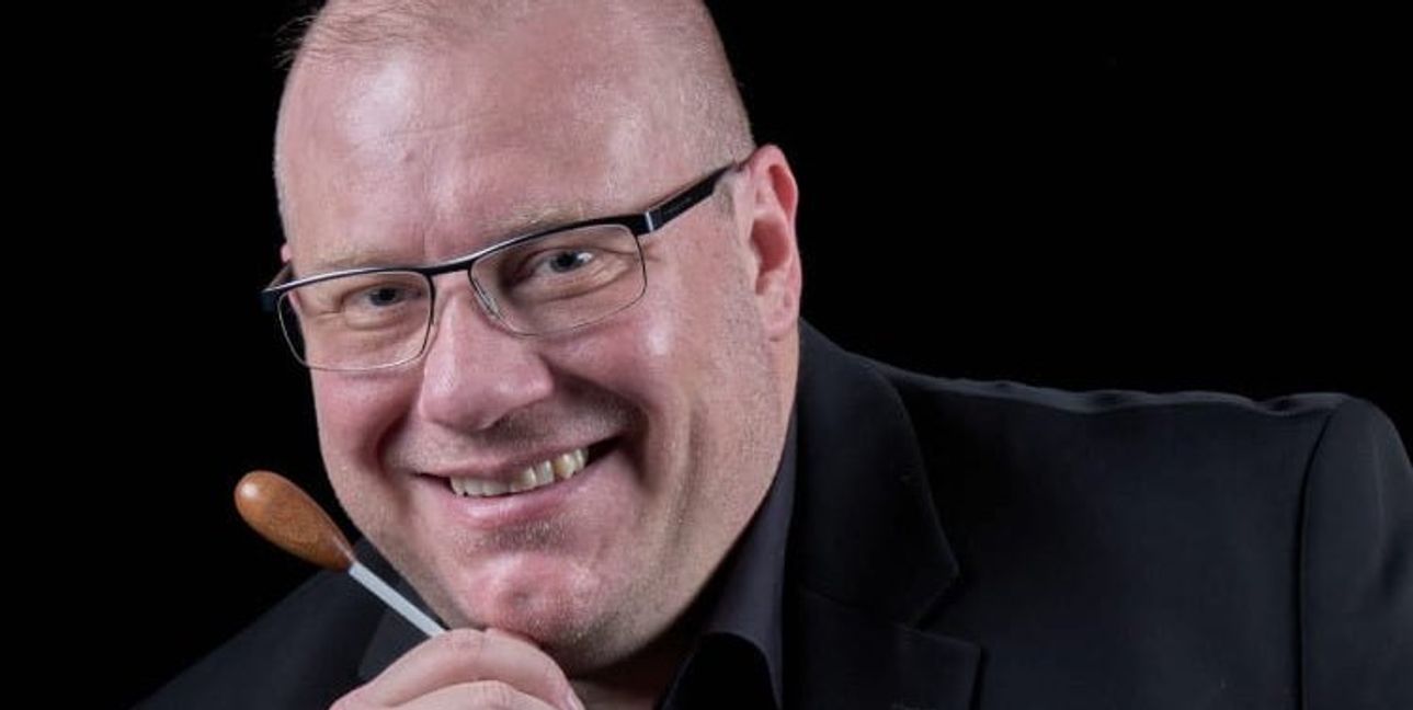 Timo Kächele dirgiert das Konzert der Stadtkapelle Sindelfingen.