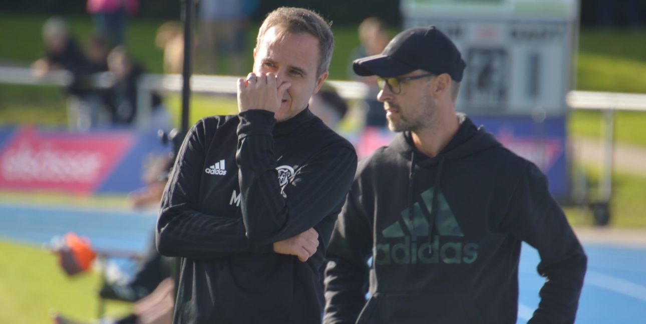 Nach Chefcoach Maik Schütt (links) bleibt auch Co-Trainer Michael  Konietzny  über den Sommer hinaus bei den Blau-Weißen. Bild: Zvizdiç