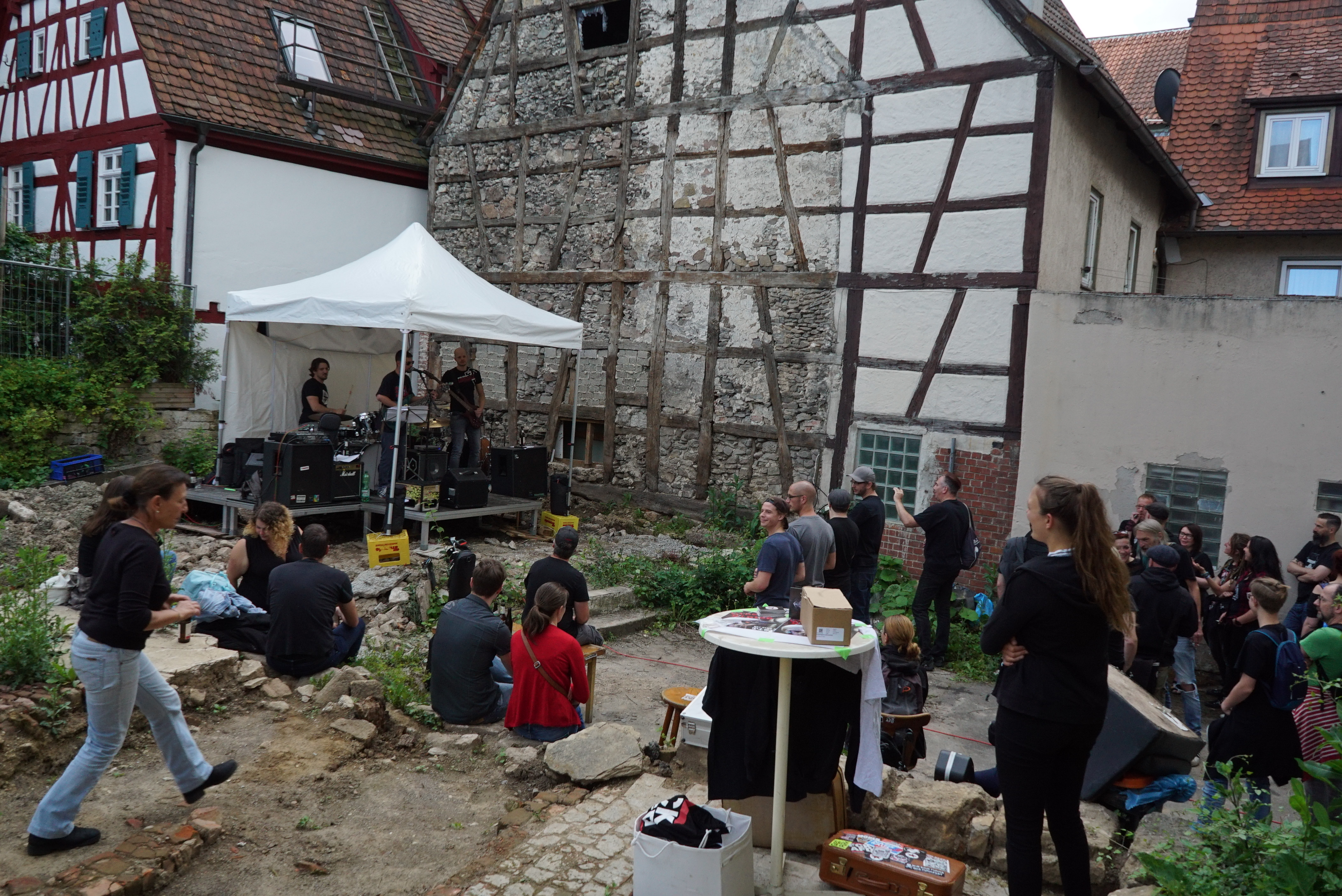 Kurz nach 18 Uhr startete die Band Souljahs das 1. Sindelfinger Open-Air-Konzert nach  dem
Corona-Lockdown im Hof der Traube. Bild: Heiden
