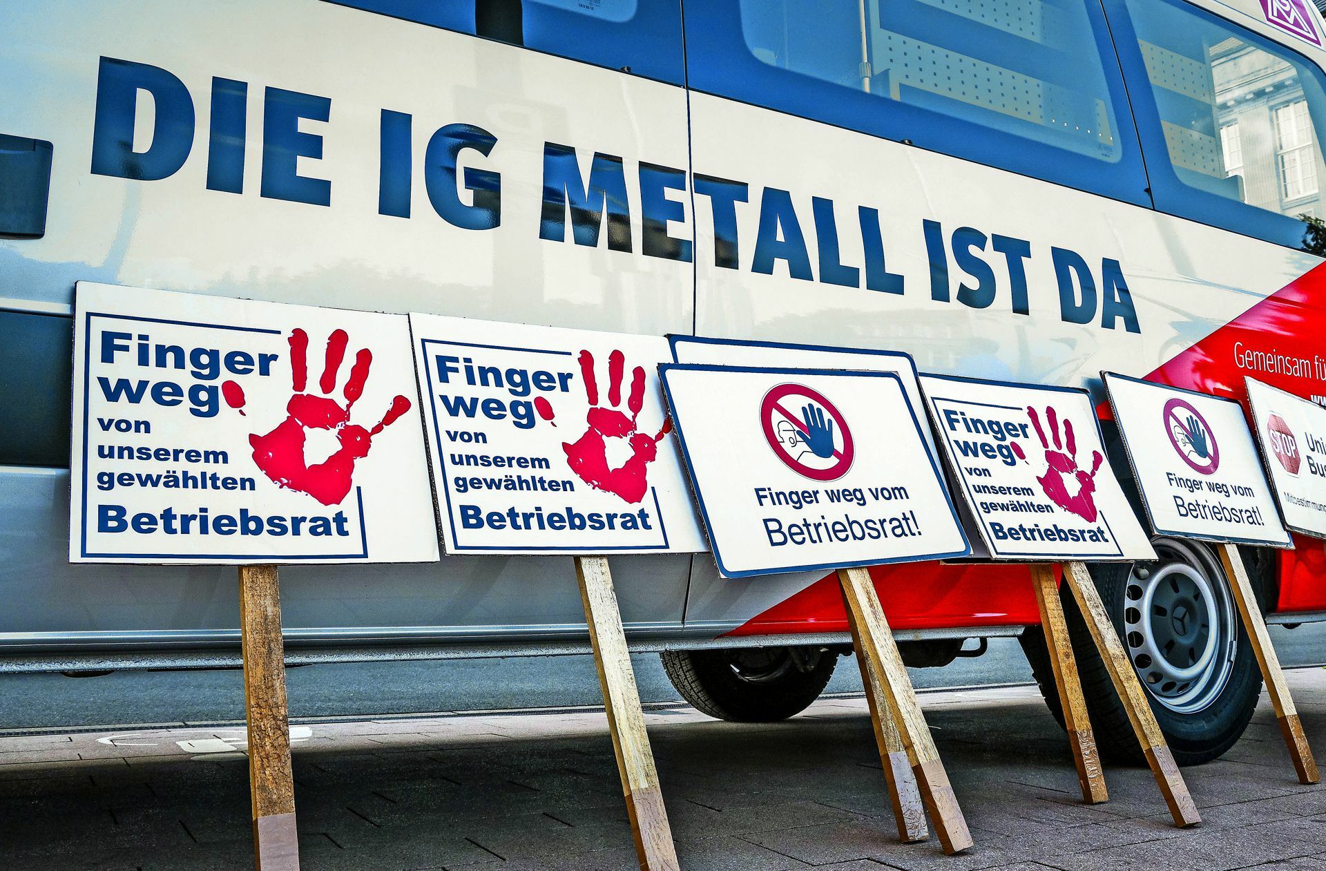 In einer Firma in Gelsenkirchen wurde dem Betriebsratsvorsitzenden fristlos gekündigt. Die IG Metall protestierte, die Kündigung wurde vor Gericht kassiert.