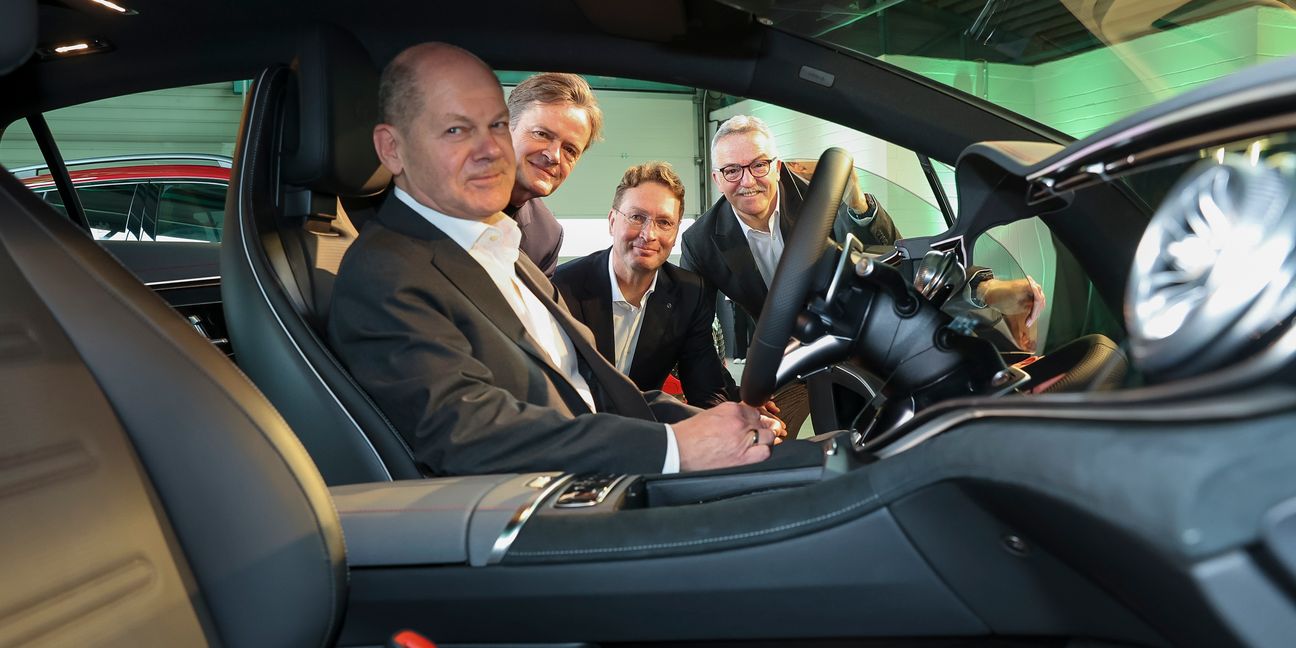Bundeskanzler Olaf Scholz besucht das Mercedes-Werk Sindelfingen.