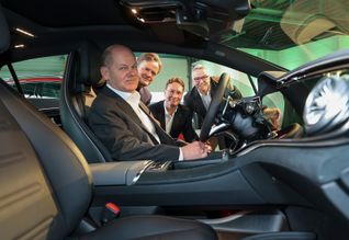 Bundeskanzler Olaf Scholz besucht das Mercedes-Werk Sindelfingen.
