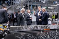 Bundeskanzler Olaf Scholz besucht das Mercedes-Werk Sindelfingen.