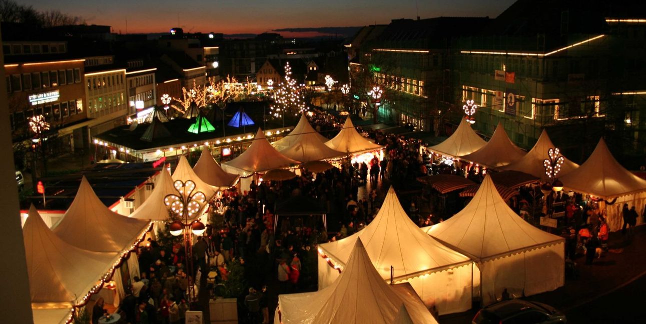 Bei Dunkelheit entfaltet der Sindelfinger Weihnachtsmarkt seinen besonderen Zauber.