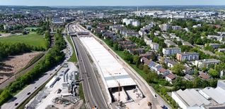 Die nutzbare Oberfläche des Tunnels umfasst drei Hektar – hinzu kommen zwei Hektar Böschungsbereich. Eine Wohnbebauung ist darauf nicht möglich – ein Park liege aber im Bereich des Machbaren, so eine Deges-Sprecherin.  Die Aufnahme zeigt den Tunnel von oben, wie er im Mai aussah. Bild: Dettenmeyer