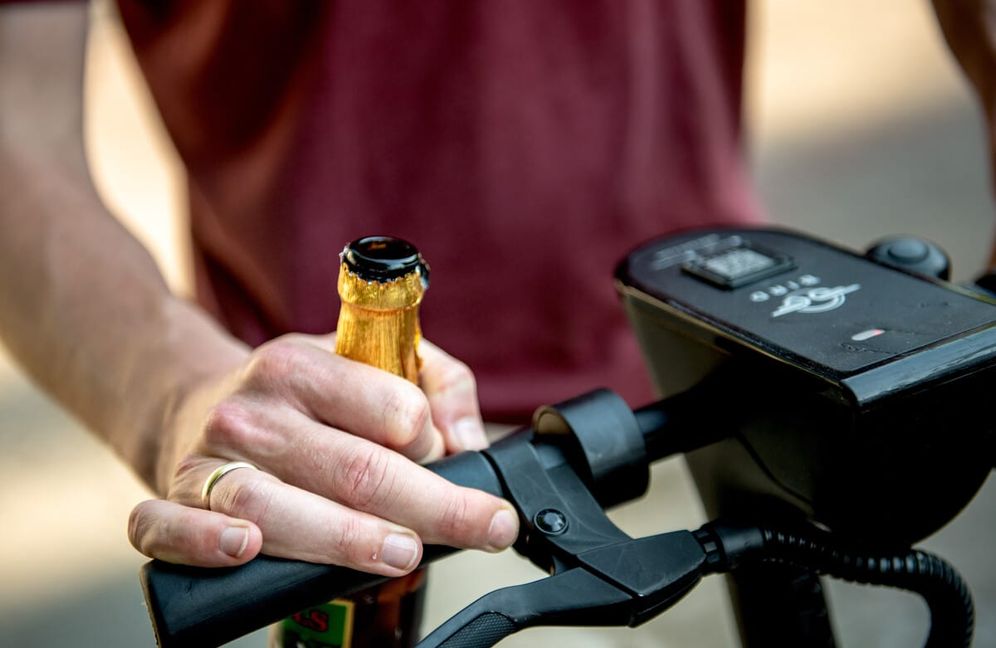 Alkohol und E-Scooter sind in der Kombination gefährlich. (Symbolbild)