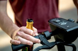 Alkohol und E-Scooter sind in der Kombination gefährlich. (Symbolbild)