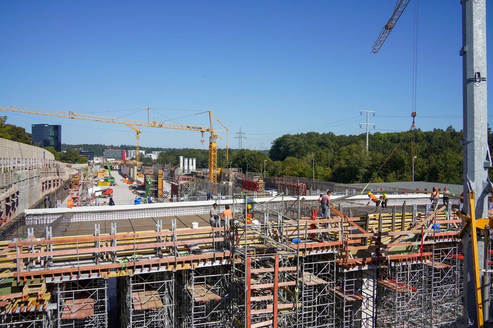 Direkt vor dem Elefantenbrückle wird an den Decken des Tunnels gearbeitet, damit diese fertig sind, wenn die Bagger am ersten Adventswochenende anrücken. Dann wird der Teil der Brücke, der über die Autobahn führt, abgerissen.