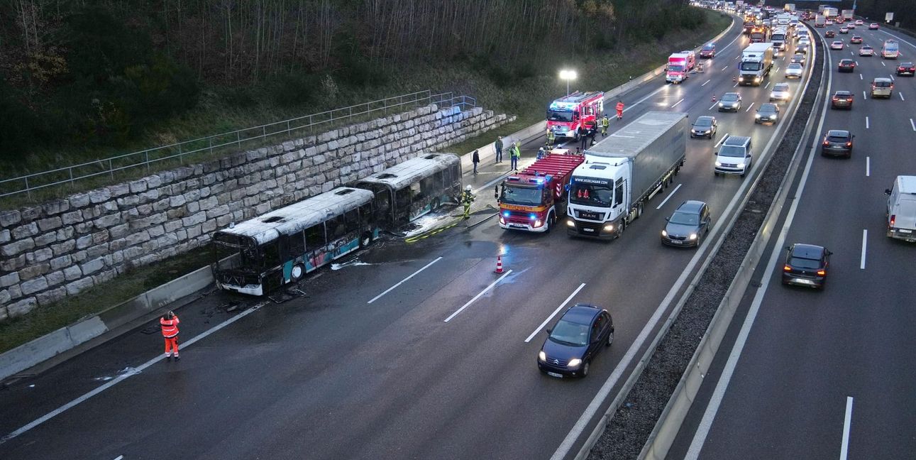Der Omnibus fing auf der A8 plötzlich Feuer.