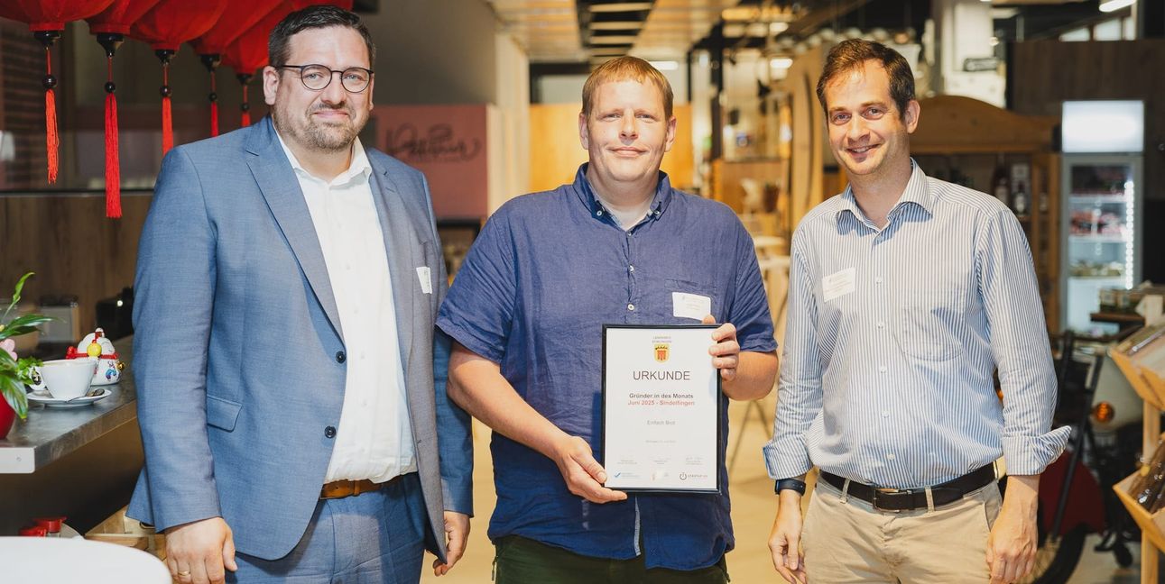 Felix Rapp, Geschäftsführer der WSG (links), und Dr. Sascha Meßmer, Wirtschaftsförderer des Landkreises Böblingen (rechts) gratulieren Holger Müller, Inhaber von „Einfach Brot“, zur Auszeichnung als „Gründer des Monats“