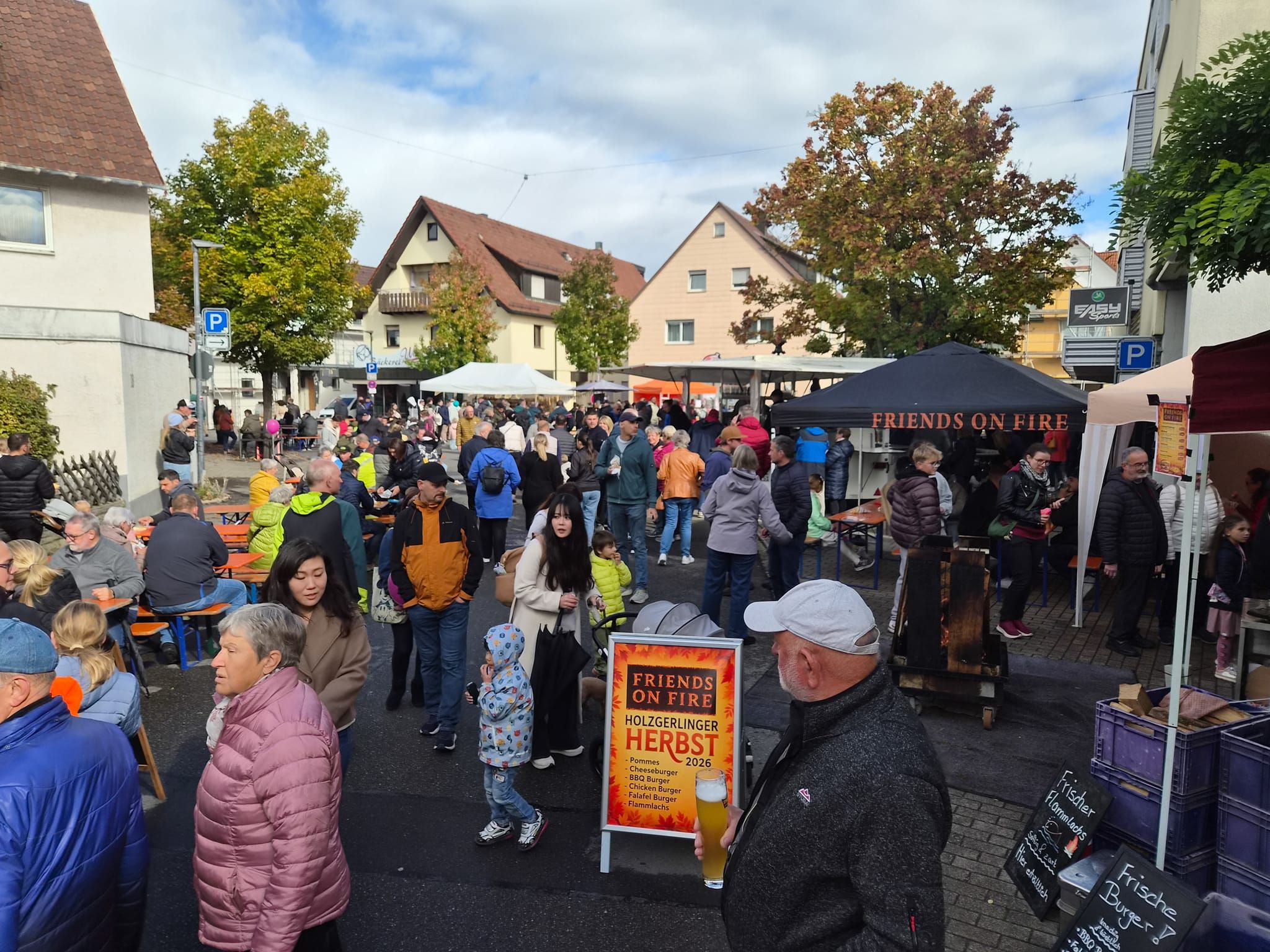 Laufradrennen, rund 50 Flohmarktstände, Modenschau und zahlreiche Aktionen der Geschäfte sorgen für ein abwechslungsreiches Programm beim Holzgerlinger Herbst.
