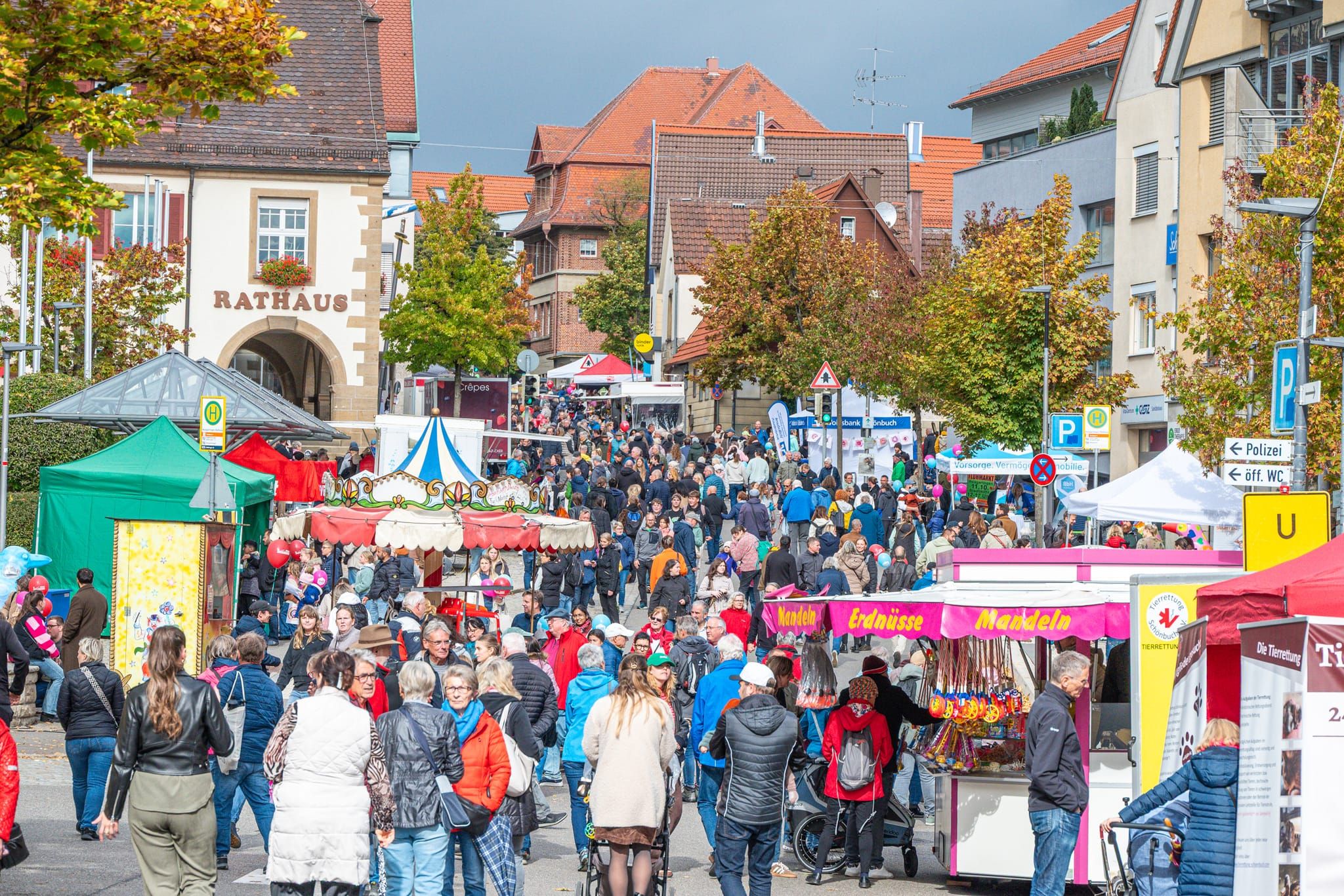 Laufradrennen, rund 50 Flohmarktstände, Modenschau und zahlreiche Aktionen der Geschäfte sorgen für ein abwechslungsreiches Programm beim Holzgerlinger Herbst.