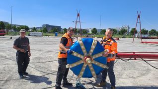 Die Mitarbeiter des Münchner Circus Krone Lorenzo Carnivali (links) und Robert Fossit (rechts) präsentieren die Krone, die ab Montagmorgen das 16 Meter hohe Zirkuszelt auf dem Festplatz Flugfeld zieren wird.
