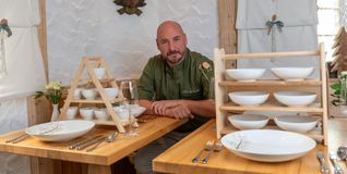 Um Herausforderungen und Krisen zu trotzen, lässt sich Reussenstein-Chef Timo Böckle immer etwas Neues einfallen. Ab sofort bekommen die Gäste ihr Essen auf Etageren gereicht.