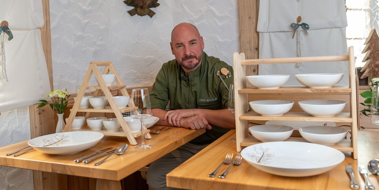 Um Herausforderungen und Krisen zu trotzen, lässt sich Reussenstein-Chef Timo Böckle immer etwas Neues einfallen. Ab sofort bekommen die Gäste ihr Essen auf Etageren gereicht.