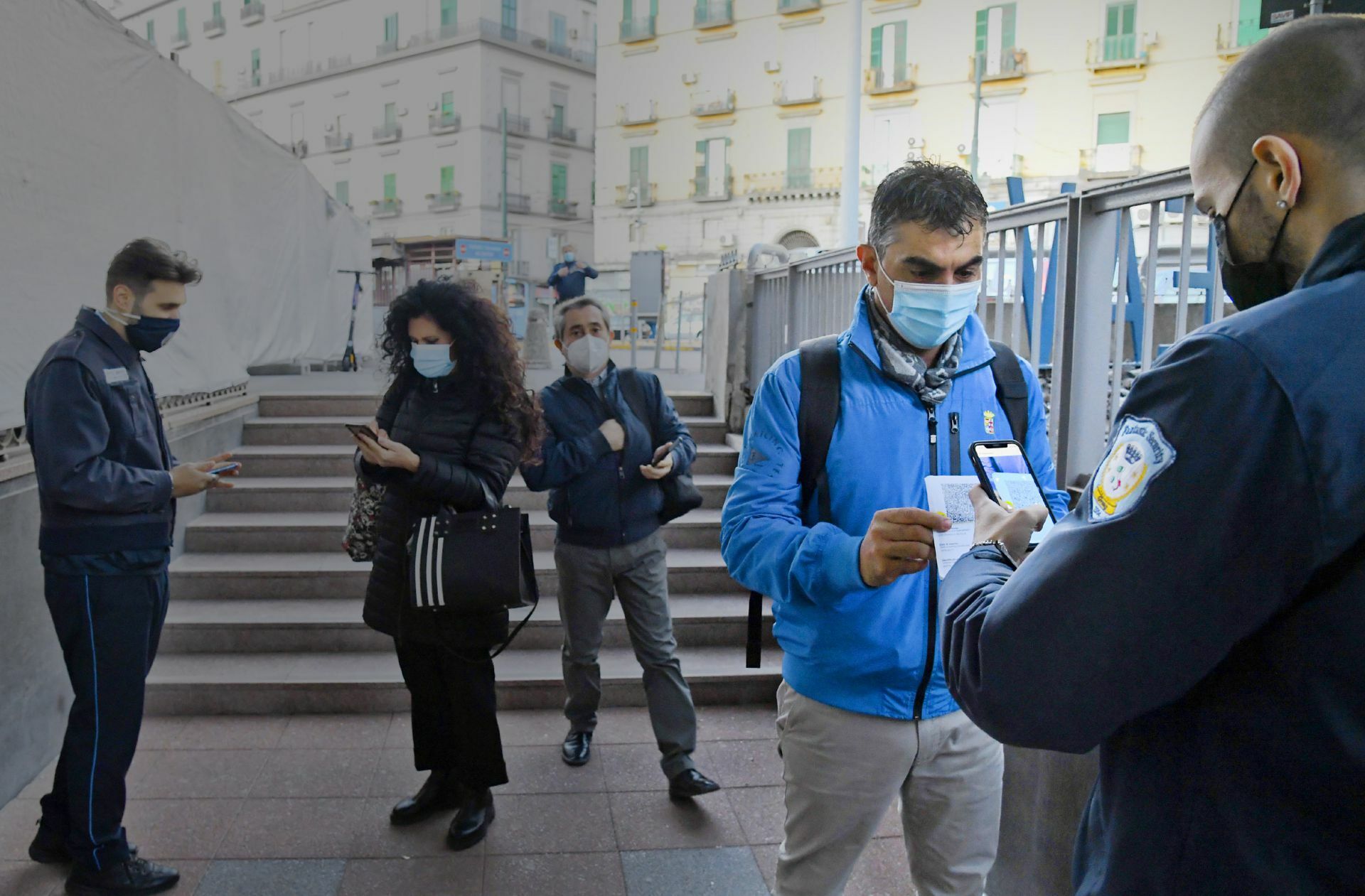 Tägliche Routine – auch in Italien: Wer ins Büro möchte, muss einen der 3G-Nachweise vorzeigen.
 Foto: dpa/Ciro Fusco