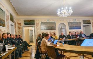 Beim Hauptthema Feuerwehrneubau waren die Zuschauerplätze, die den Sitzungstisch einrahmen nahezu voll besetzt.