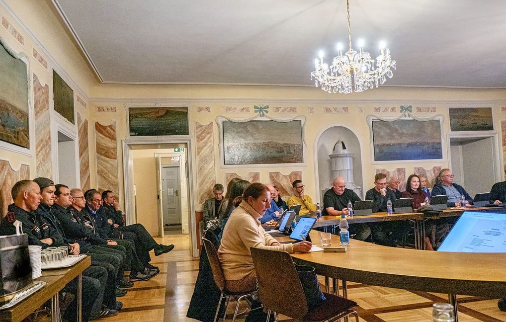 Beim Hauptthema Feuerwehrneubau waren die Zuschauerplätze, die den Sitzungstisch einrahmen nahezu voll besetzt.