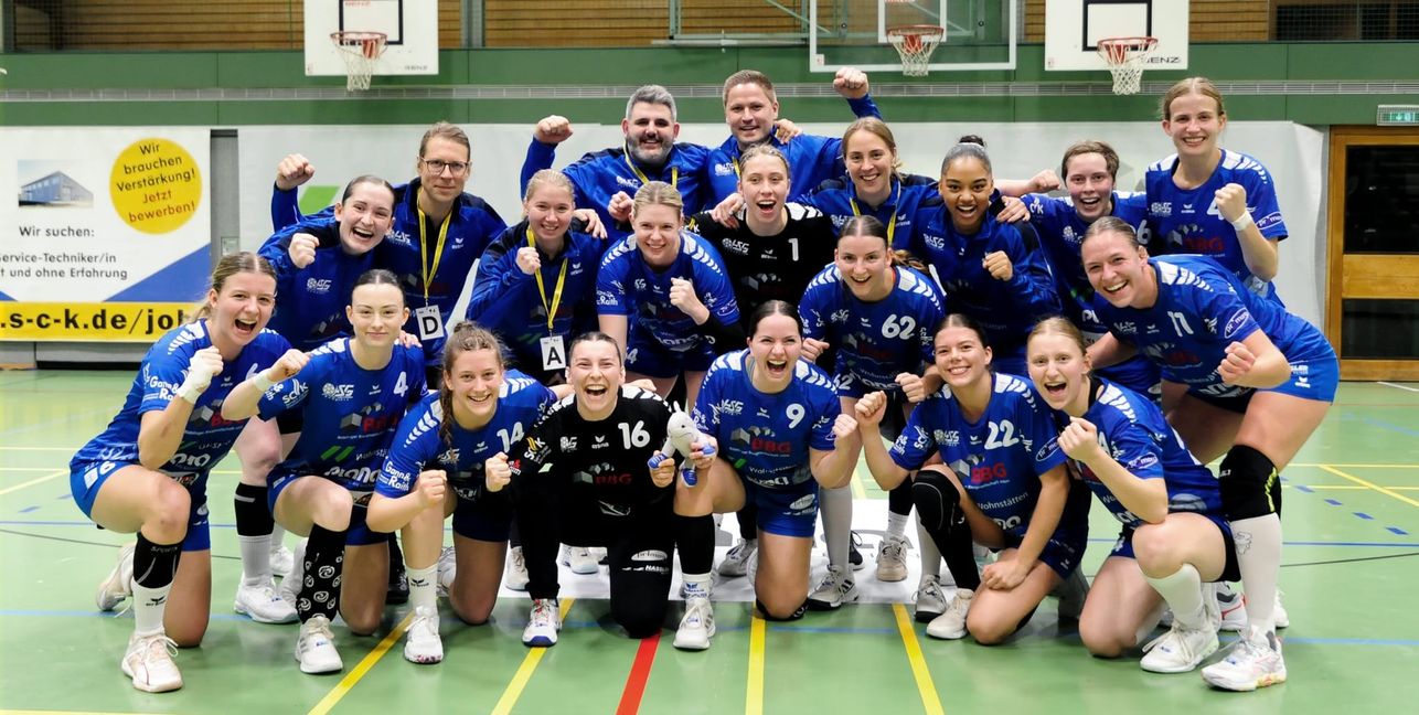 Nach dem Erfolg gegen Bargau/Bettringen ließen sich die Bösi-Handballerinnen zurefcht feiern. 	Bild. Photostampe