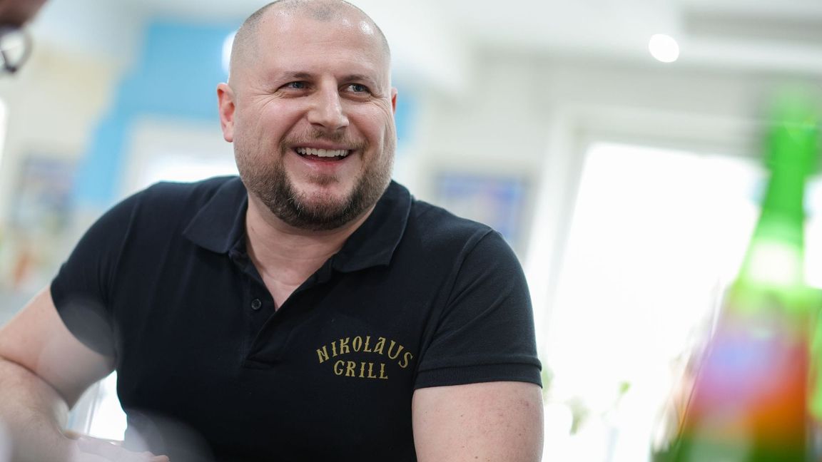 Imbissbetreiber Stergios Angelou bietet den "Taxi-Teller" schon länger an, hat aber in jüngster Zeit deutlich mehr Bestellungen.