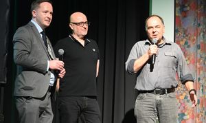 Bei der Präsentation des Magstadter Gewerbefilms in der Festhalle (von links): Bürgermeister Florian Glock, Fimemacher Ralf Beyerle und der 
Initiator, Magstadts Hauptamtsleiter Hans-Peter Burckhardt.
