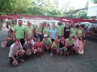 Das Team vom Bürgerverein  Goldberg rund um den Vereinsvorsitzenden Markus Kürschner (hintere Reihe, Zweiter von links) hat zum elften Mal riesigem Aufwand auf sich genommen, um auf dem Berliner Platz das dreitägige Goldbergfest auf die Beine zu stellen.
