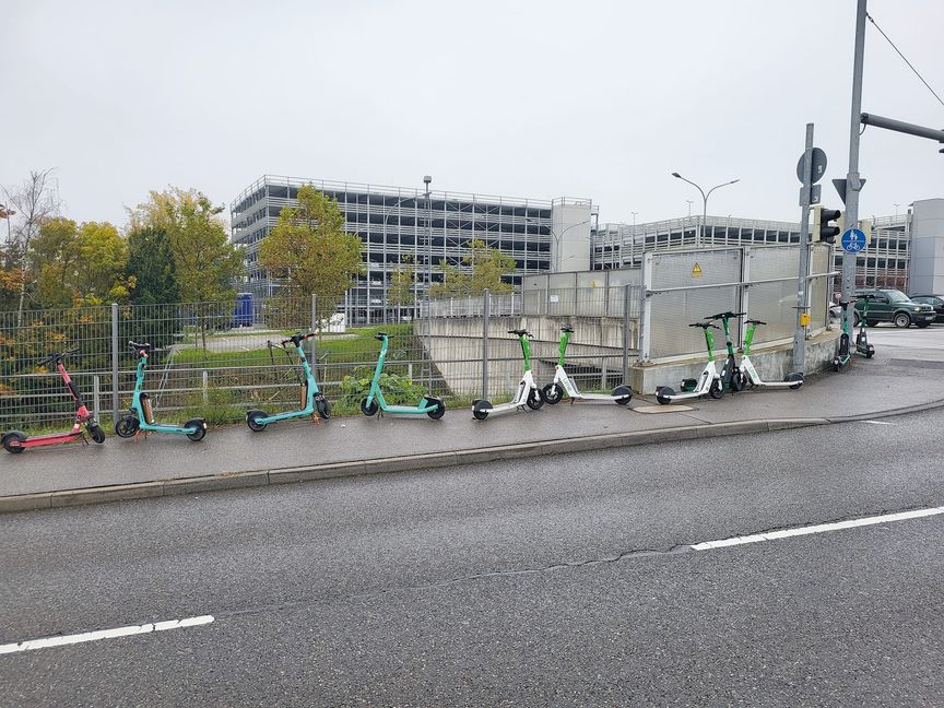 E-Scooter-Parade beim Sindelfinger Mercedes-Werk in der Hanns-Martin-Schleyer-Straße.