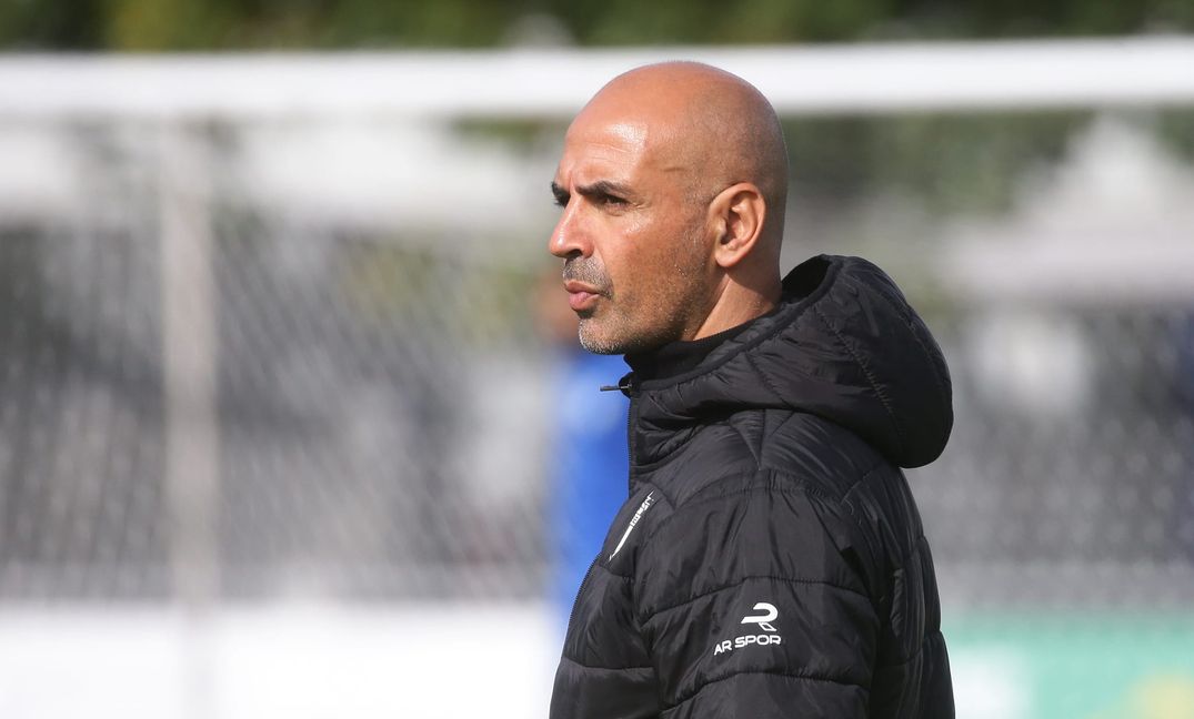 Mario Estasi ist bei allen Spielen der Freiberger mit dabei. Er sitzt mit Trainer Roland Seitz auf der Bank. Bild:  Baumann