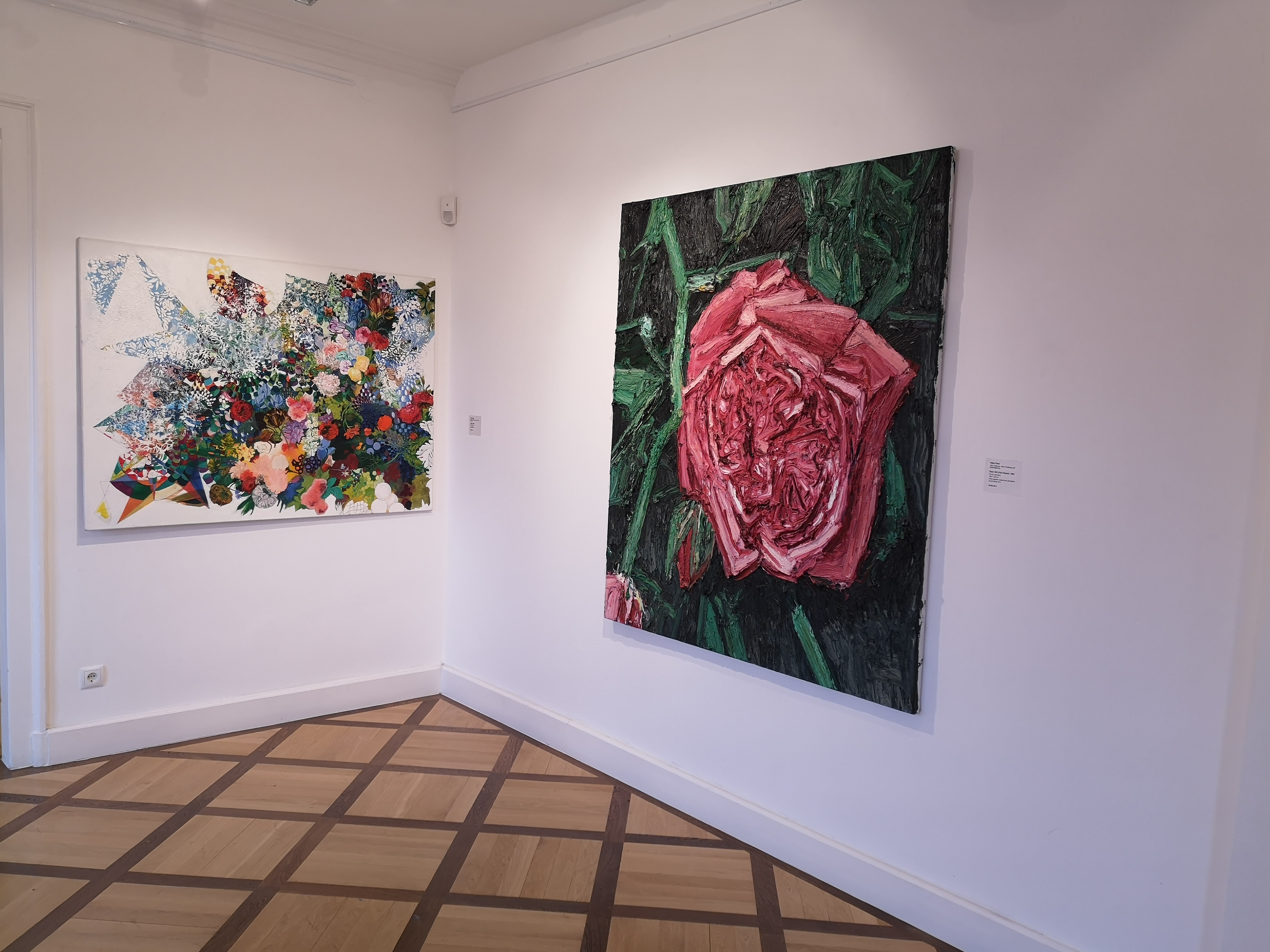 Beide mit Hilfe von Ölfarben entstanden und doch so unterschiedlich in der Umsetzung und Ausdruck. Die Werke von Ergül Cengiz „Jangula“, 2009 und Ralph Fleck, „Rose“, 1993. Bild: Nüßle