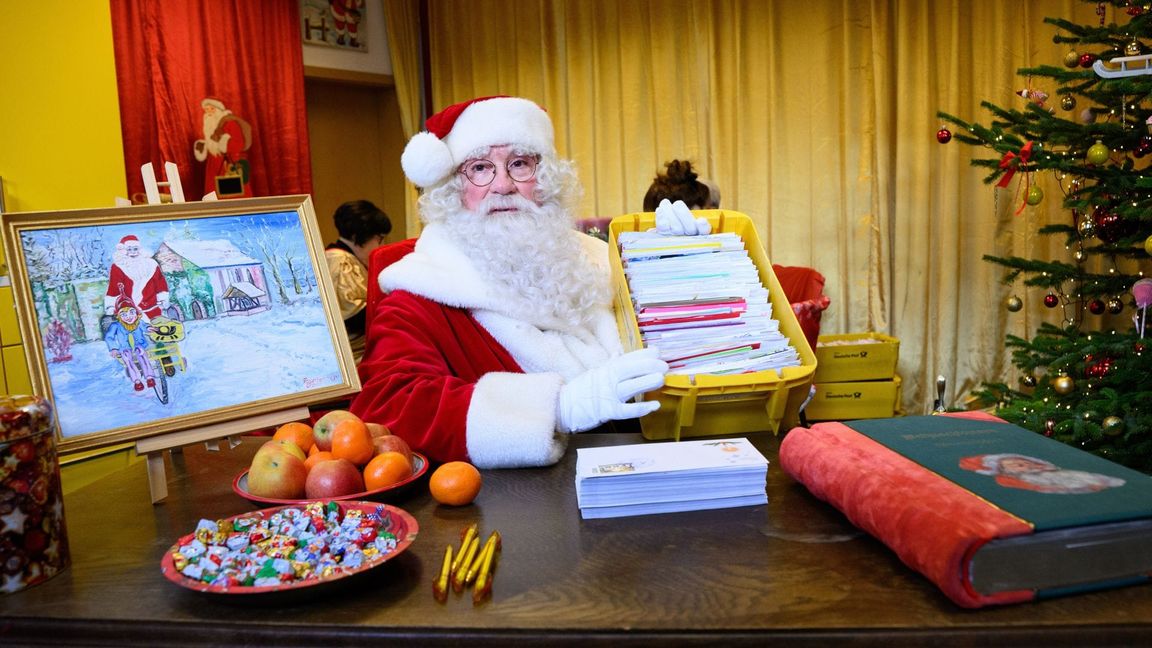 Der Weihnachtsmann bei seinem  Dienst in der Weihnachtspostfiliale in Himmelpfort.