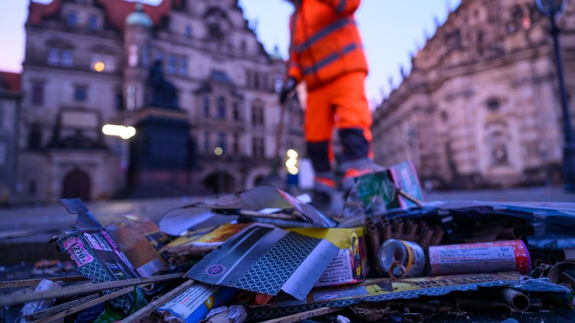 Der Tag danach: Ein Mitarbeiter der Dresdner Stadtreinigung kehrt an Neujahr 2025 Feuerwerksmüll zusammen.