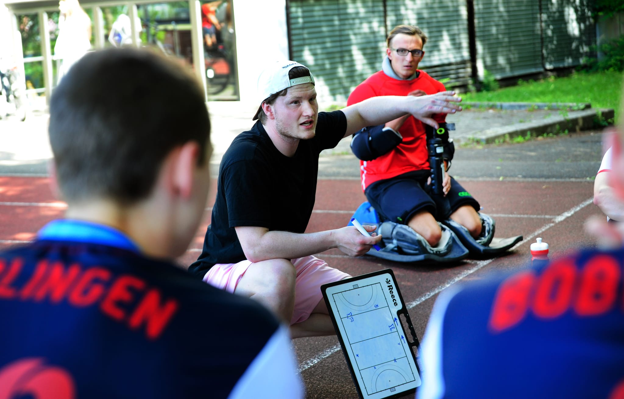 SVB-Spielertrainer Max Osswald im Gespräch mit seinen Spielern.