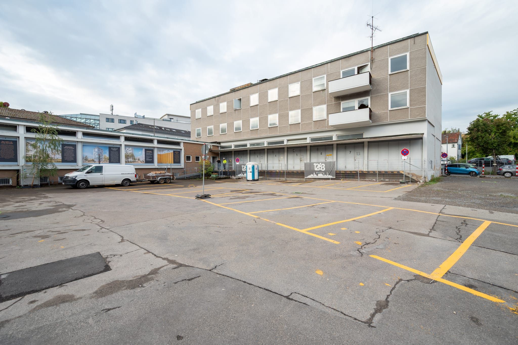 Hinterhof und Parkplatz. Früher ging hier die Post ab.