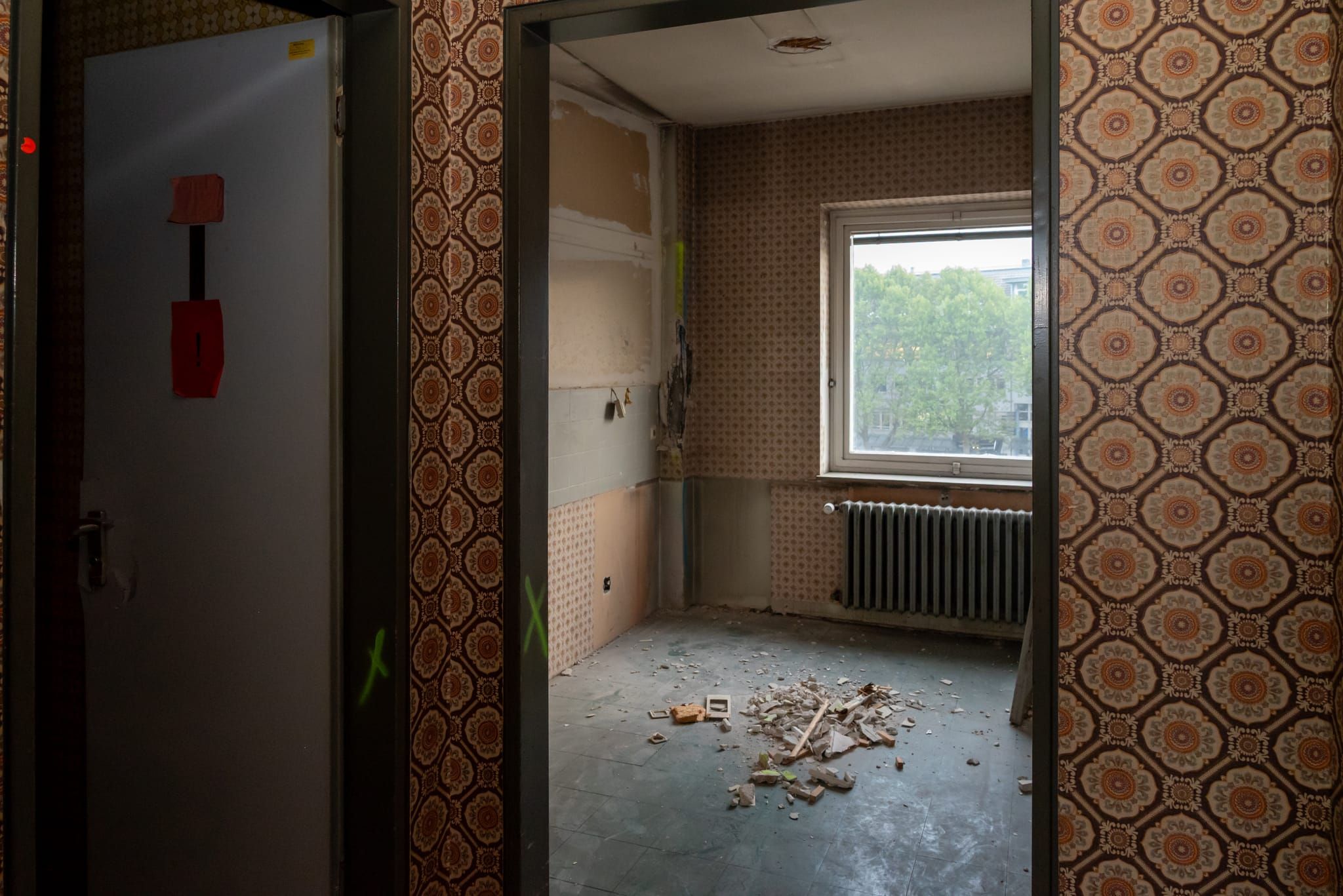 Eine alte Postwohnung. Die Tage dieser Tapete sind gezählt.