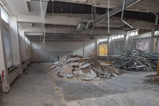 Das Gebäude wird entkernt.