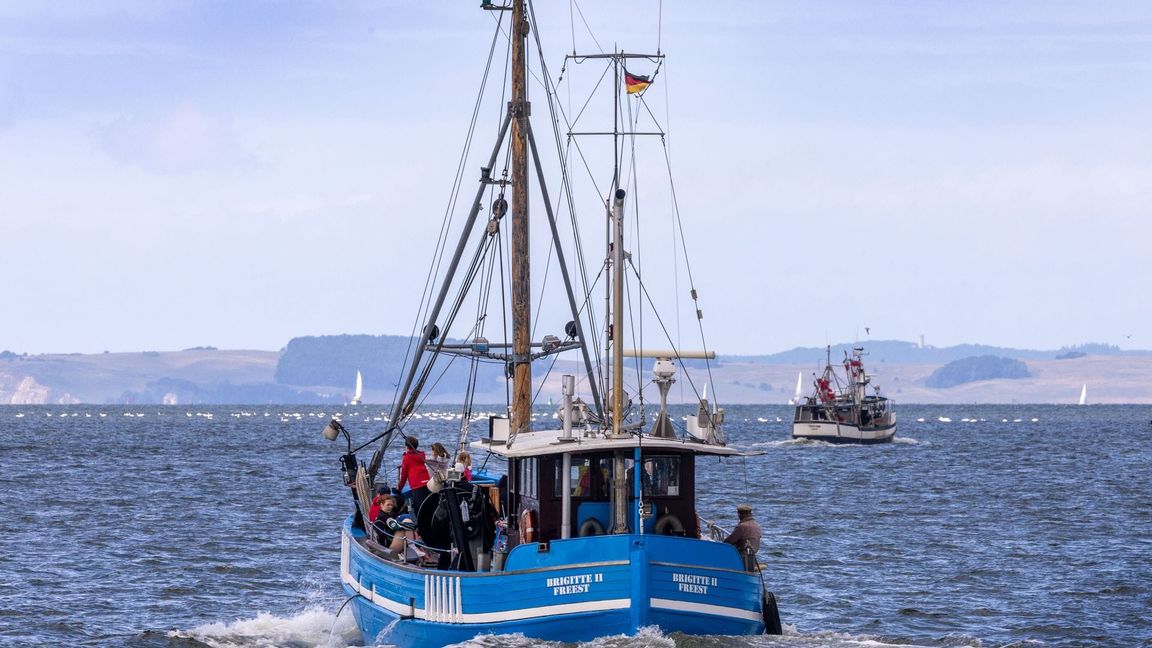 Fischkutter fahren vom Meeresarm Peenestrom auf die Ostsee.