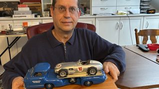 Dieter Mäurer mit einem seiner Schmuckstücke: dem Renntransporter namens Blaues Wunder.