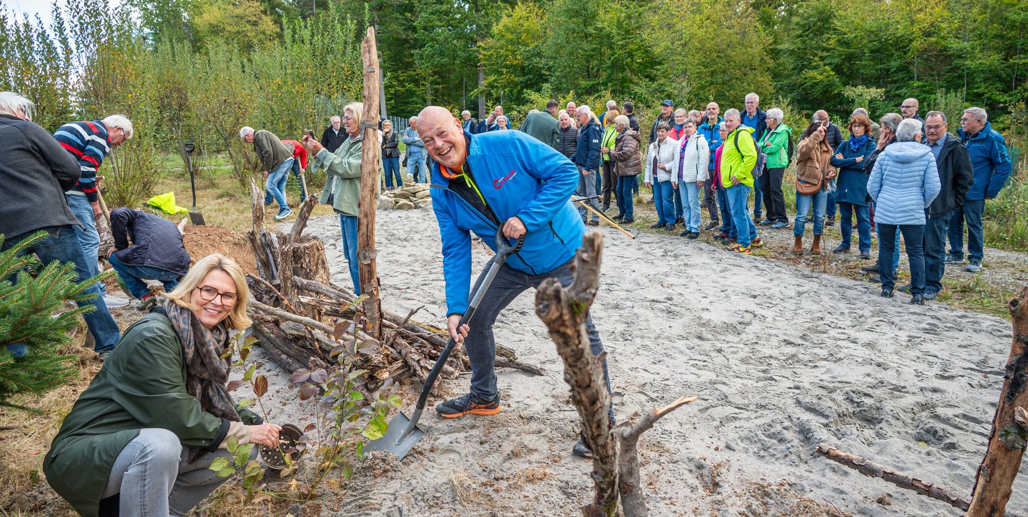 Mit Anzupacken galt auch für die Mitglieder der Sindelfinger Bürgerstiftung. Auf unserem Foto: Heike Stahl (Bürgerstiftung) und Ingo Liedtke  (IG Kultur).