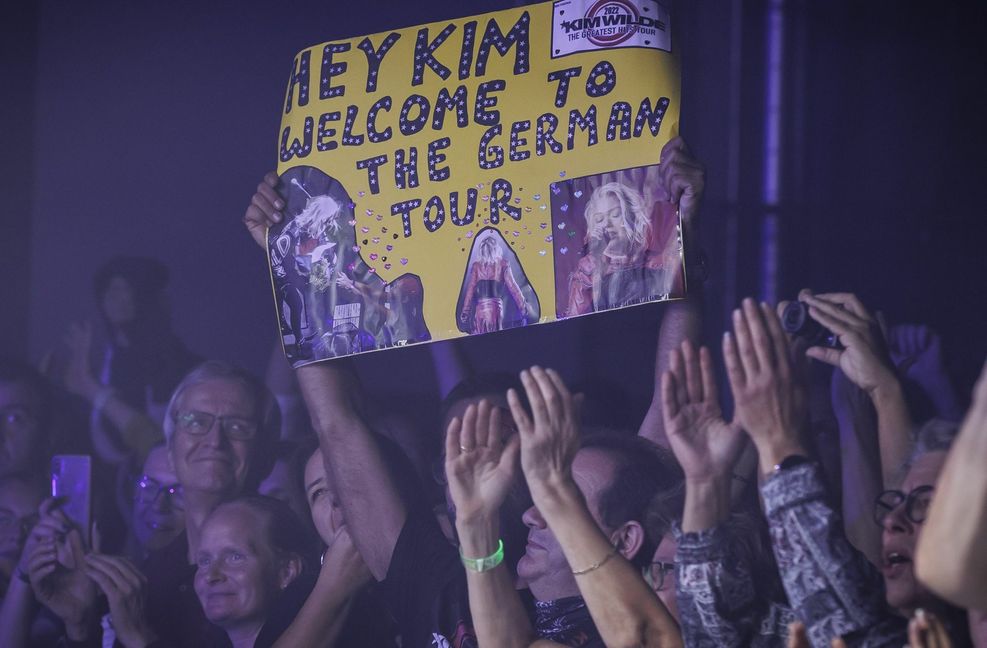 Fans begrüßen die Sängerin in Stuttgart.
