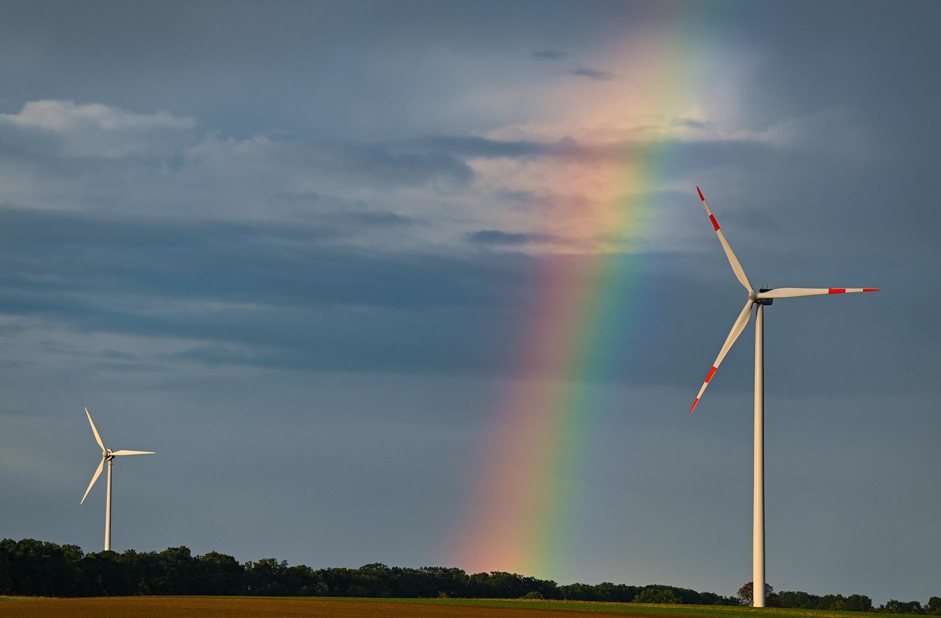 Windkraft steht nicht immer zur Verfügung – ein Grund, Reservekraftwerke zu bauen, die mögliche Engpässe verhindern sollen.
 Foto: dpa/Patrick Pleul