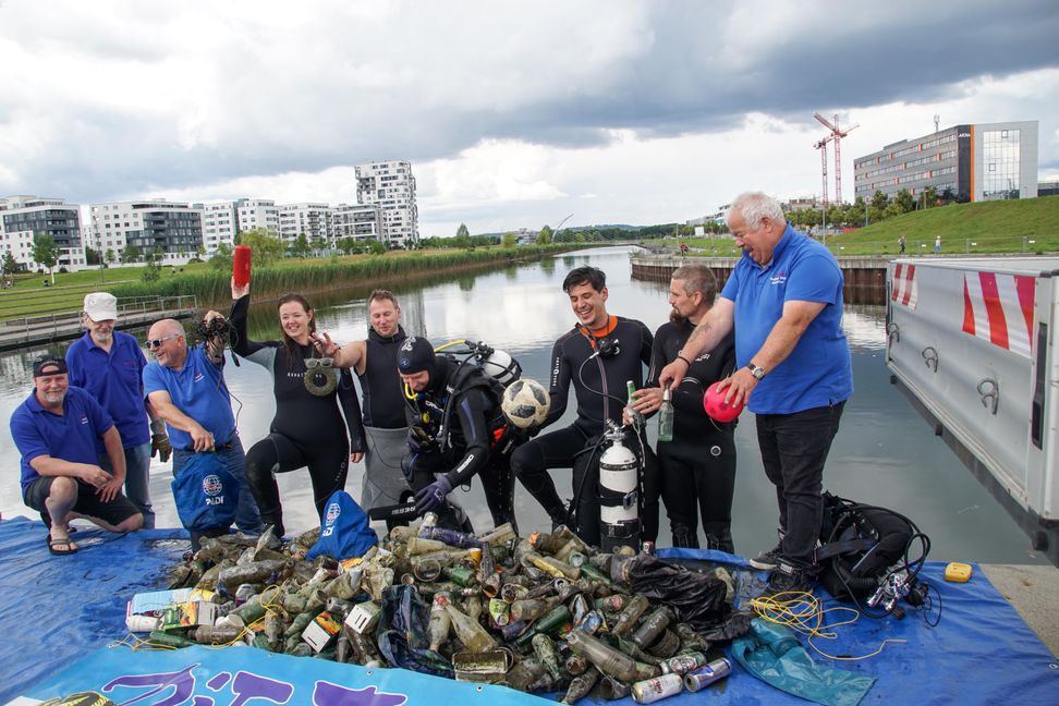 Jede Menge Müll haben die Böblinger Taucher aus dem Langen See geholt. Bilder: Dettenmeyer