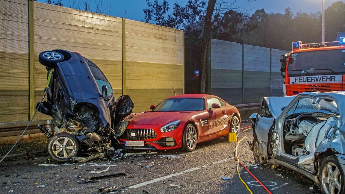 Ein Bild des Grauens bot sich den Rettungskräften. Der rote Mercedes-AMG wurde bei dem Unfall beschädigt, war aber nicht daran beteiligt.	Bild: SDMG/Dettenmeyer