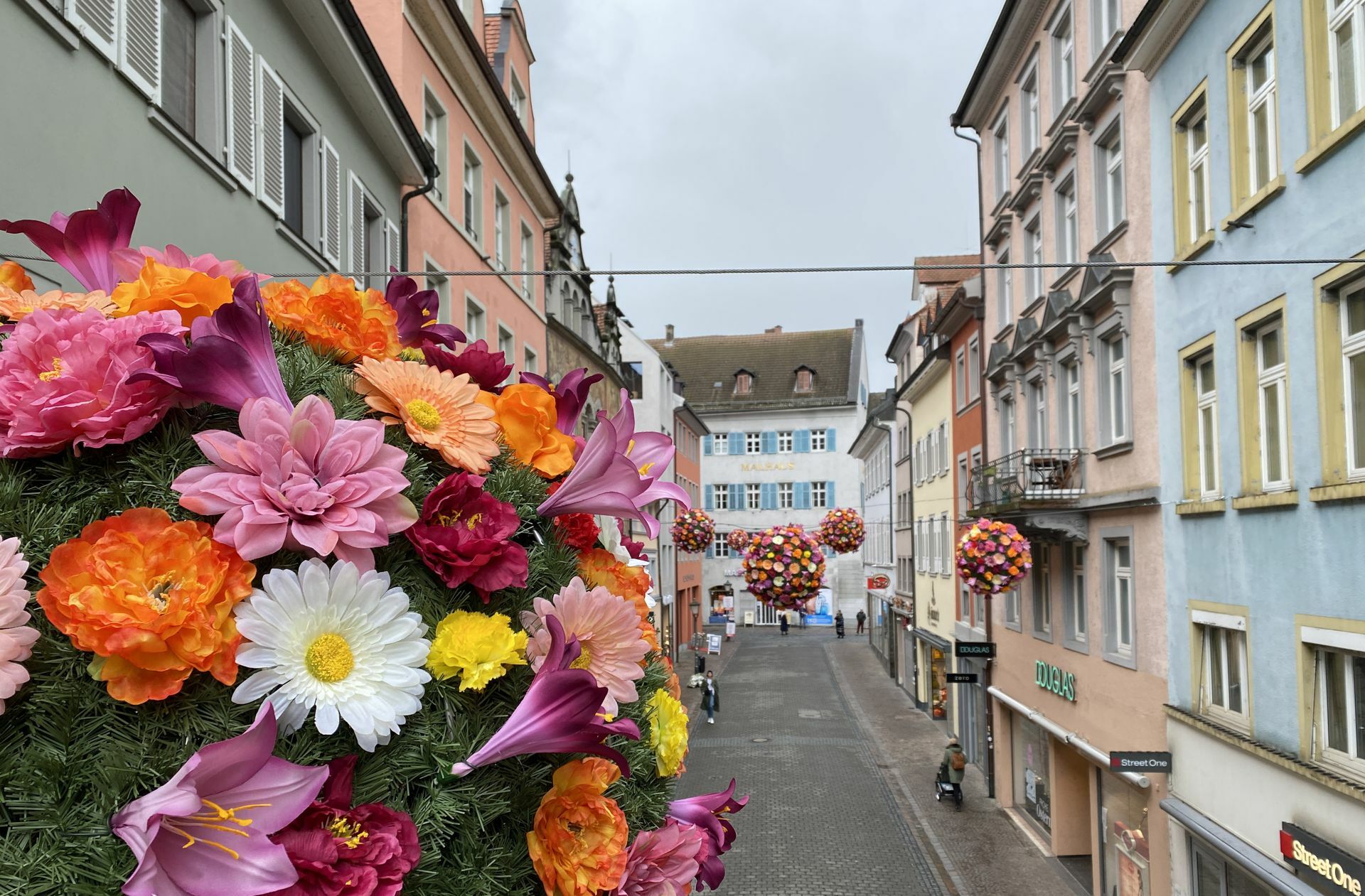 Etwaige Ähnlichkeiten mit dem Coronavirus sind rein zufällig: Blumenschmuck wie hier in Konstanz soll die Innenstädte verschönern und Kunden nach dem Ende des Lockdowns wieder  anlocken.
 Foto: Marketing und Tourismus