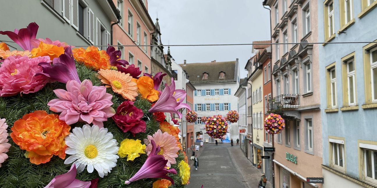 Etwaige Ähnlichkeiten mit dem Coronavirus sind rein zufällig: Blumenschmuck wie hier in Konstanz soll die Innenstädte verschönern und Kunden nach dem Ende des Lockdowns wieder  anlocken.
 Foto: Marketing und Tourismus