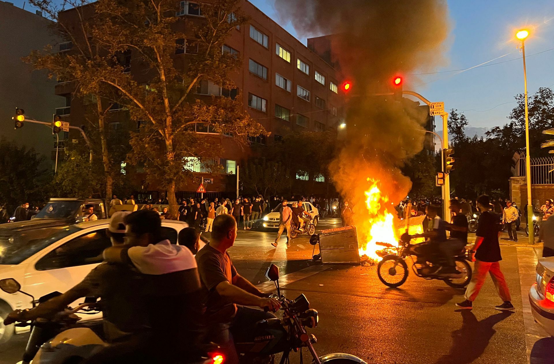 Seit zweieinhalb Wochen demonstrieren im Iran Menschen gegen den repressiven Kurs von Regierung und Sicherheitskräften.