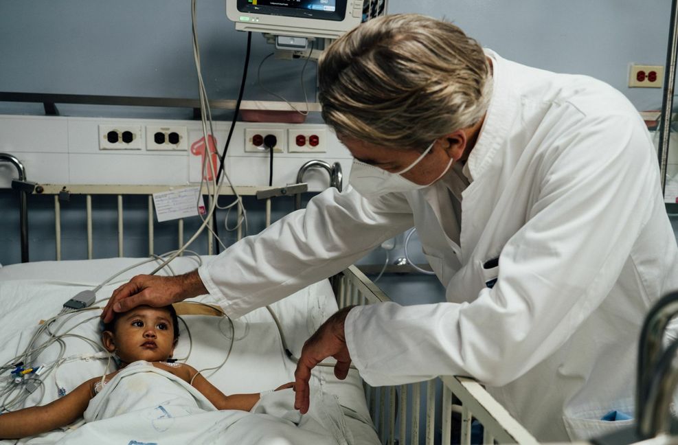 Wieder ein Kind mit Zukunft: Zu vielen der kleinen Patienten haben die Tübinger weiterhin Kontakt.