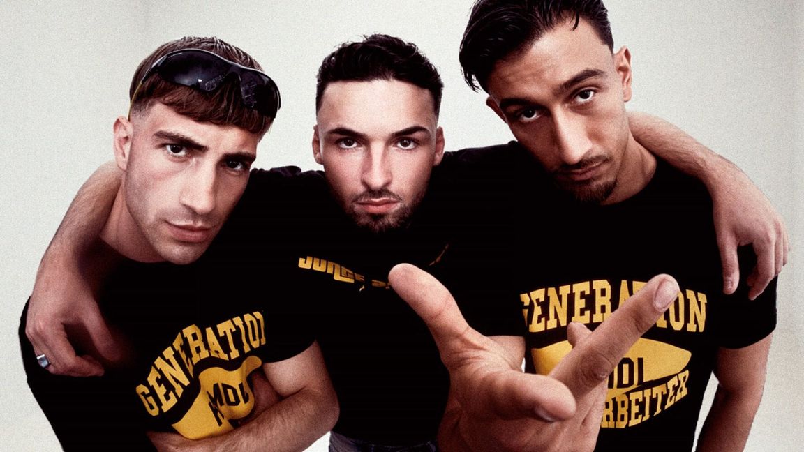 „Wir sind Kanaken und stolz darauf“, sagen die drei „Gastarbeiter“-Enkel vom Rap-Trio Junge Arbeiter. Stolz sind sie nun auch auf ihre erste EP „Enter the Dragon“.