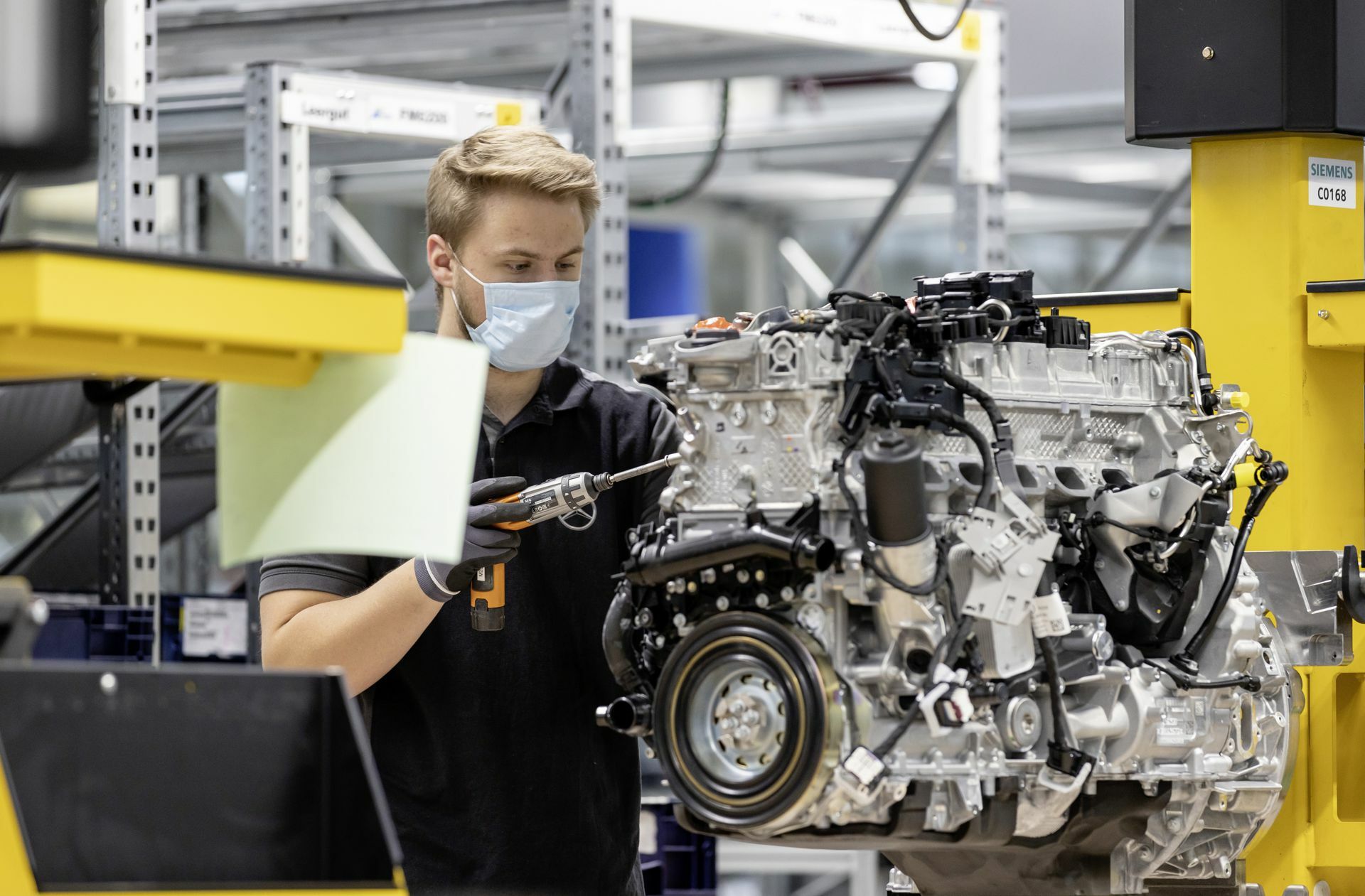 Motorenproduktion im Mercedes-Benz Werk Stuttgart-Untertürkheim: Der Standort soll für die E-Mobilität fit gemacht werden, doch der Weg dahin ist strittig.